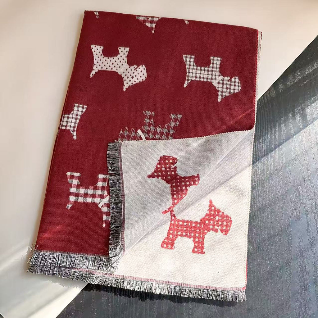 Reversible red dog-print scarf with a light reverse and fringe