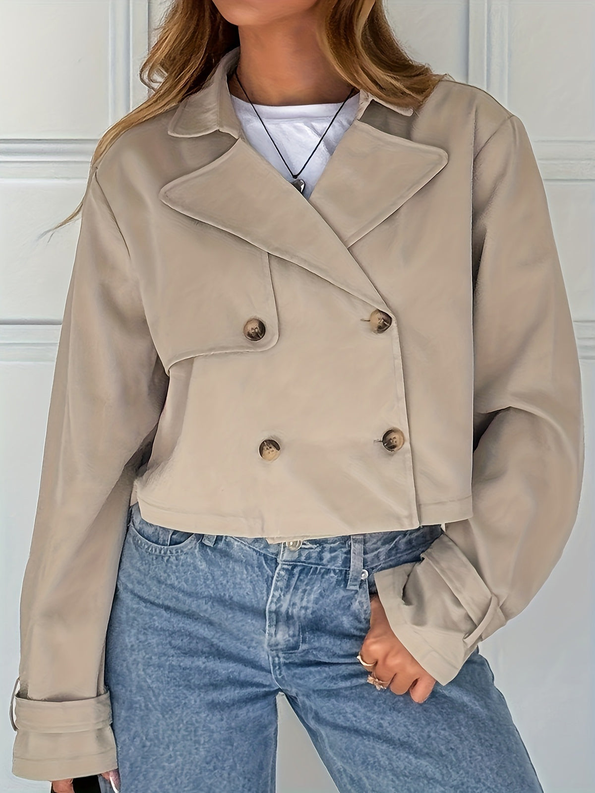 Cropped khaki double-breasted trench jacket with rolled cuffs and buttoned closure